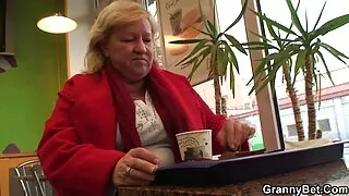 Saori Yoshikawa pourrait être la salope la plus inutile du net