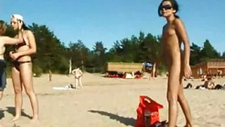 Une mature sexy aux gros seins suce une grosse bite comme une pro