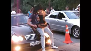 Une brune pâle chevauche une grosse bite noire et fait une pipe à un duo de goujons excités