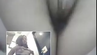 Une fille jamaïcaine noire en uniforme de pom-pom girl dort avec un mec blanc