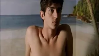Candice Dare, une fille bronzée affamée de sexe, chevauche une bite au bord de la piscine