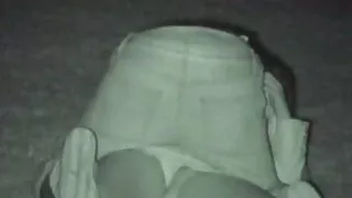 La belle touriste brune Karmen Karma suce la bite savoureuse de Johnny Sins
