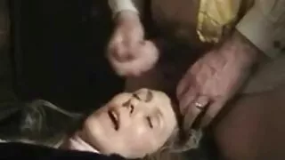 Une fille japonaise incroyablement mignonne se fait chatouiller la chatte avec une crème glacée