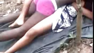 Une charmante masseuse blonde se masturbe et suce la bite du client sous la douche