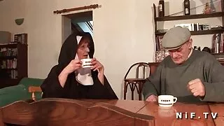 La douce brune Lily Jordan fait une pipe géniale à un mec à lunettes