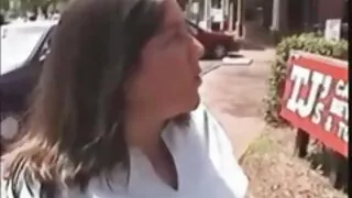 Une fille soumise aux mains attachées, Aaliyah Hadid, reçoit un soin du visage après une pénétration dans la chatte