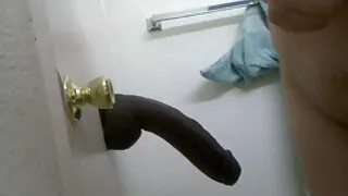 Brunette de Russie Renata Fox donne la tête et se masturbe la chatte avec un vibromasseur