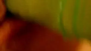 Une ado folle de sexe devient excitée et un gode baise sa chatte à la salle de gym