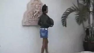 Une brune incroyablement chaude fait une pipe à son amant excité