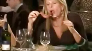 Une autre fille sexy Brigit exposant sa chatte pour un écran large