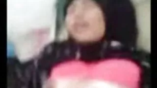 La salope brune Keito Miyazawa se fait plaisir avec plusieurs godes