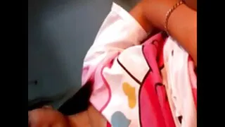 Plaisirs du fétichisme de la pisse avec une jolie fille rousse