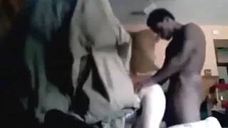 une houe brune séduisante fait une pipe à l'envers à une bite dure