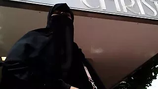Salope ludique avec de petits seins étire sa chatte avec un énorme gode noir