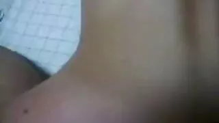 Maman chaude et ado mignonne avec des nattes sucent une bite bien juteuse