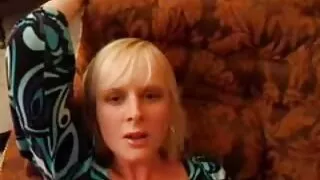 une adolescente super chaude avec un petit corps baise furieusement dans le garage