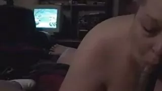 La brune ringarde à quatre yeux Roxanne Rae fait une pipe intense à un inconnu