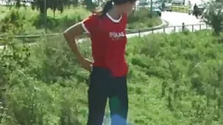 amateur aux cheveux courts pâle et booty gal pose nue et suce une bite noire