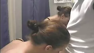 Elle n'est pas jeune mais elle est quand même incroyablement séduisante comme une bimbo pour une fois.