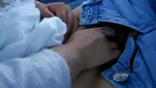 Cette belle fille semble profiter d'un trio