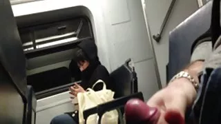 Mamie avec un excès de sexe entre dans le pantalon d'un beau jeune homme