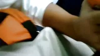 Poupée amicale donne une pipe chaude dans un costume pervers