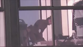La vieille cougar excitée Oktavia suce et baise le jeune alex