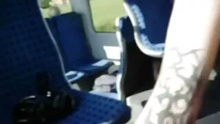 Une fille mince chevauche un gode attaché à un jouet moelleux