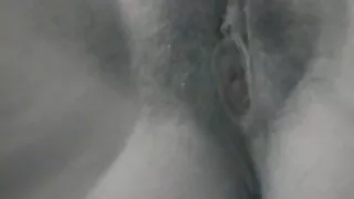 La MILF rousse aux gros seins Kylie Ireland donne un titjob et chevauche une jeune bite