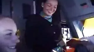Les trous de baise serrés de la brune Skanky sont largement ouverts dans l'action DP
