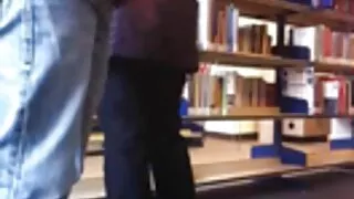 Transsexuelle blonde excitée se faisant sucer la bite deepthroat