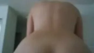 Une ado excitée avec des nattes Melody Marks lèche le cul de son beau-père et chevauche une bite