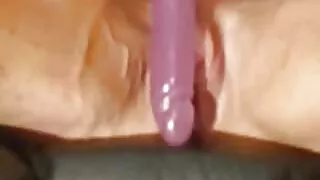 Une ado mignonne en jupe courte montre un strip-tease et joue avec une chatte chauve