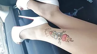 Super adorable babe baise sa fente avec une chaussure rose dans un studio de danse