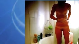 L'asiatique Kendra Spade se masturbe la chatte avant un sexe interracial fou