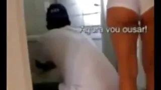 Une étudiante blonde se fait lécher la chatte et chevauche une bite face à face