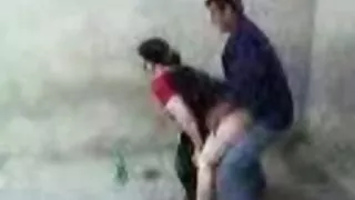 Un couple de salopes blondes fait plaisir à deux mecs