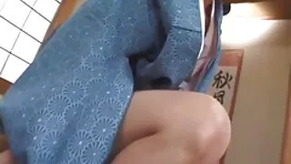 Jolie blonde au visage fait jouir son petit ami sur une caméra pov