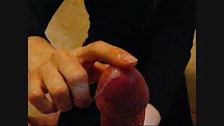 La salope brune aux gros seins Nike fait une gorge profonde avec une grosse bite