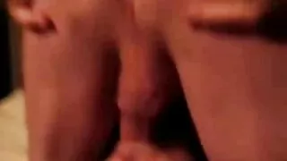 Une brune affamée de sperme fait une pipe incroyable à son homme