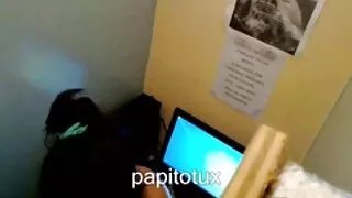 Duo de lesbiennes aux cheveux noirs excitées ont des relations sexuelles hardcore dans le jacuzzi