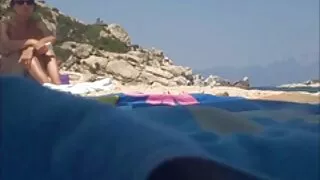 La brune à la peau pâle Cherry Ferretti se penche pour faire une levrette sur le sol