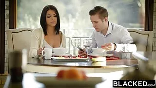 Footjob et chevauchant la bite de la belle secrétaire India Summer
