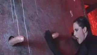 une salope noire au cul de casserole se fait baiser le vagin étiré en levrette