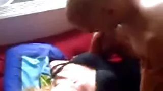 Jolie brune chevauche une grosse bite et se frotte le clitoris