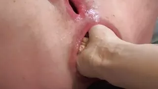 Une grosse bite tient à peine dans la petite bouche d'une brune excitée