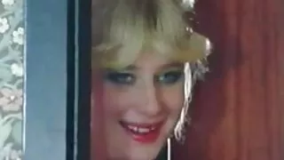 Son petit ami baise sa séduisante petite amie Britney Light et jouit dans sa bouche ouverte