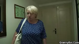 Fille insatiable Lizzie Tucker donne à son amant une grande pipe