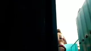 Un numéro chaud pousse plusieurs doigts dans son vagin étiré