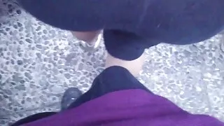 Deux filles fétichistes dans des gants en latex et des bas chevauchent un poteau dur
